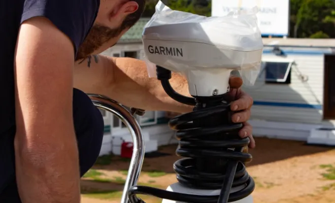 Montage d'un moteur électrique kraken Garmin a Saint-Cyprien, Sotta, Garage Giovannangeli