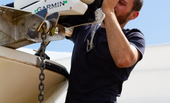 Montage d'un moteur électrique kraken Garmin a Saint-Cyprien, Sotta, Garage Giovannangeli